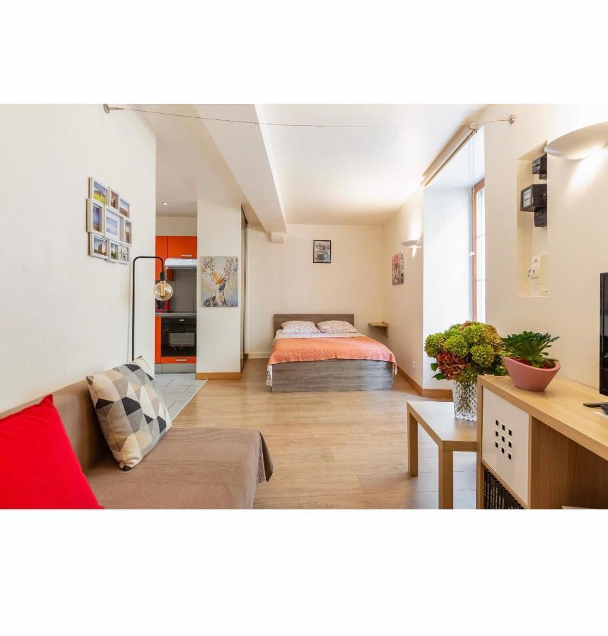 Location F1 Neuf Centre Historique Riom Apartment Bagian luar foto