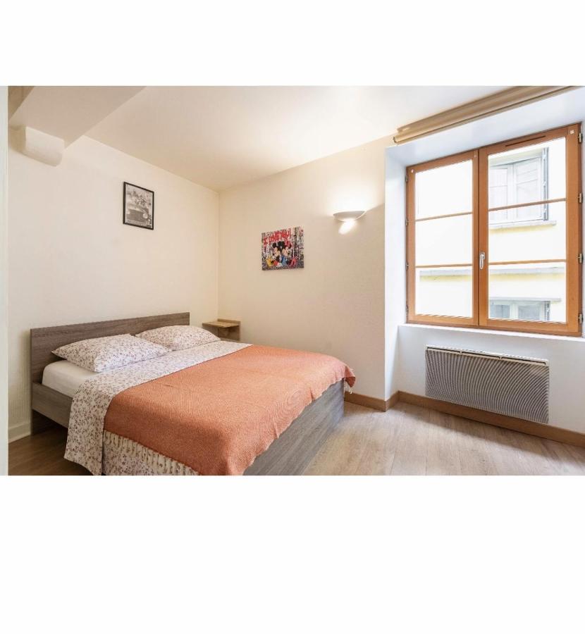 Location F1 Neuf Centre Historique Riom Apartment Bagian luar foto
