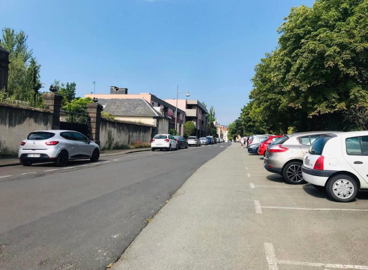 Location F1 Neuf Centre Historique Riom Apartment Bagian luar foto