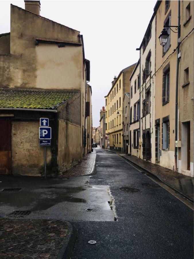 Location F1 Neuf Centre Historique Riom Apartment Bagian luar foto