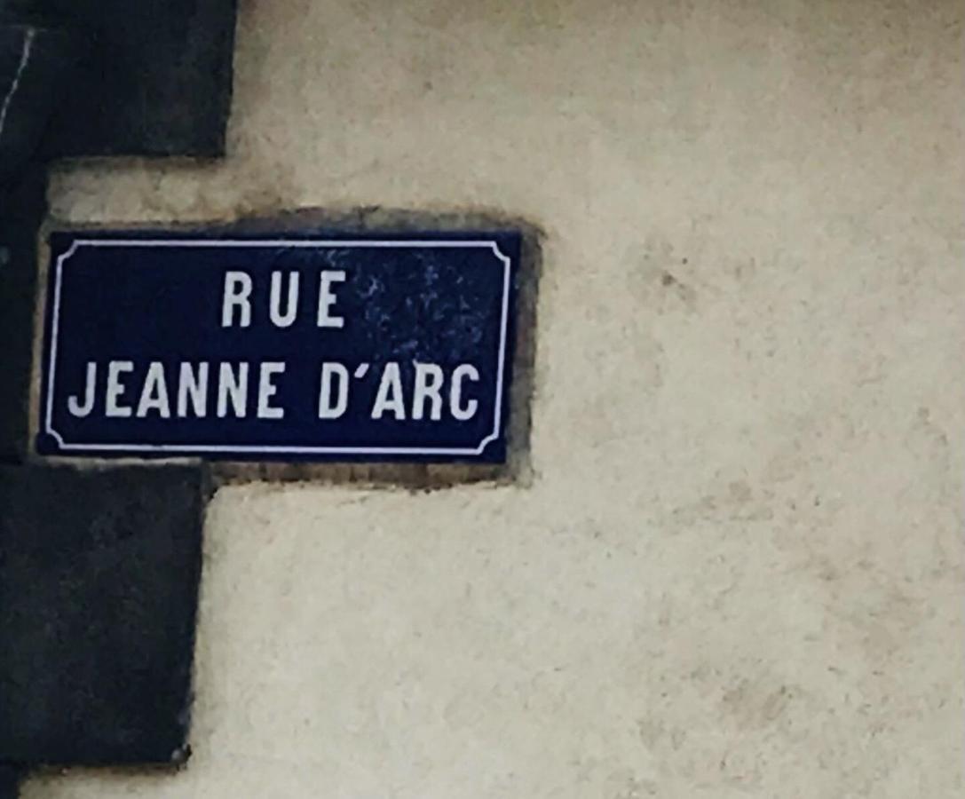 Location F1 Neuf Centre Historique Riom Apartment Bagian luar foto