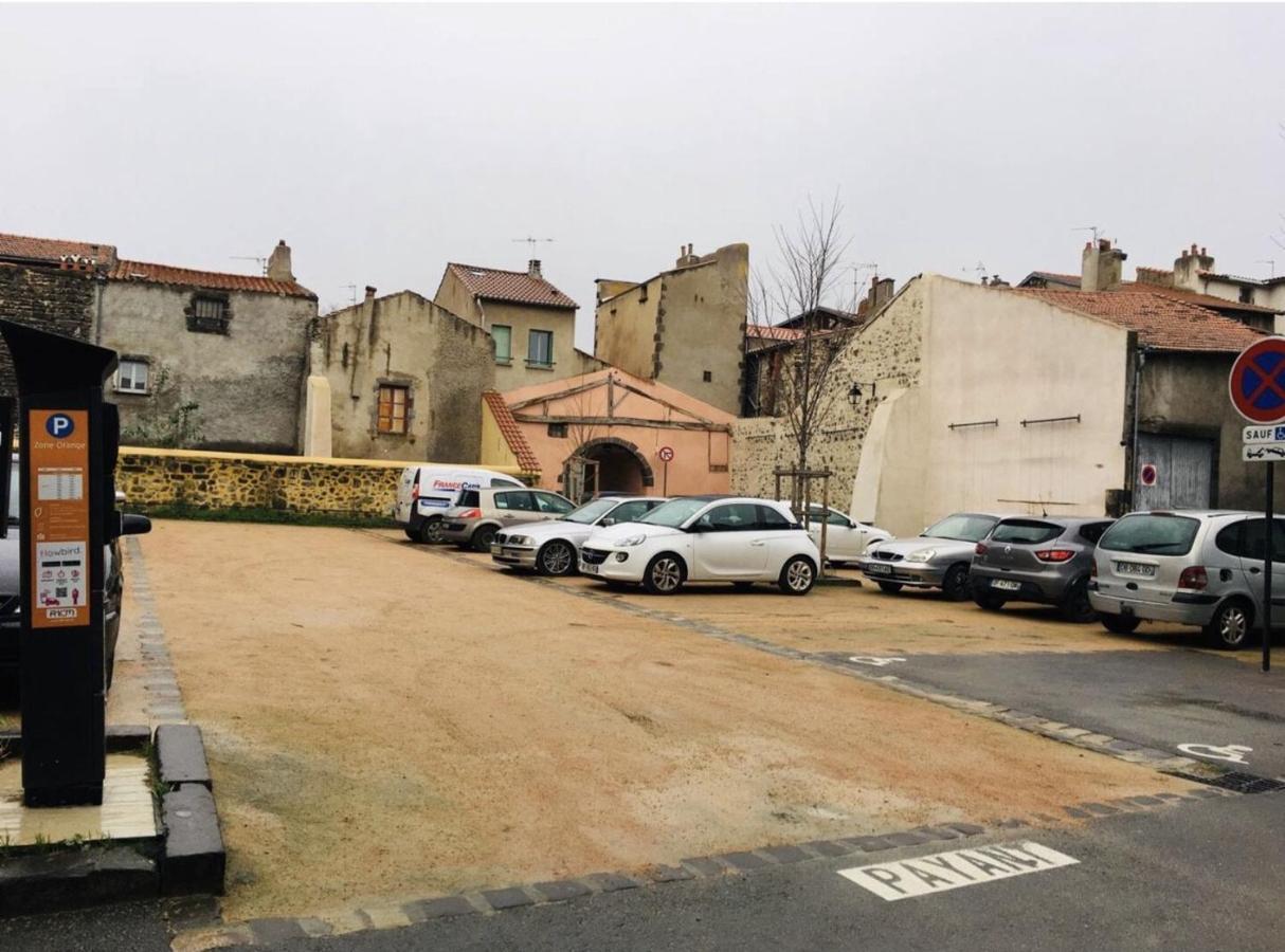 Location F1 Neuf Centre Historique Riom Apartment Bagian luar foto